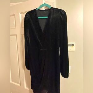 Women’s black velvet long sleeve cocktail dress